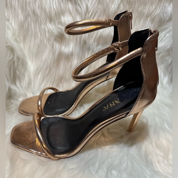 Liliana Gold and Black Heels with Distressed Metallic Finish - Picture 2 of 8